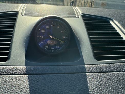 Used 2022 Porsche Cayenne E-Hybrid Sport Utility 4D image 6