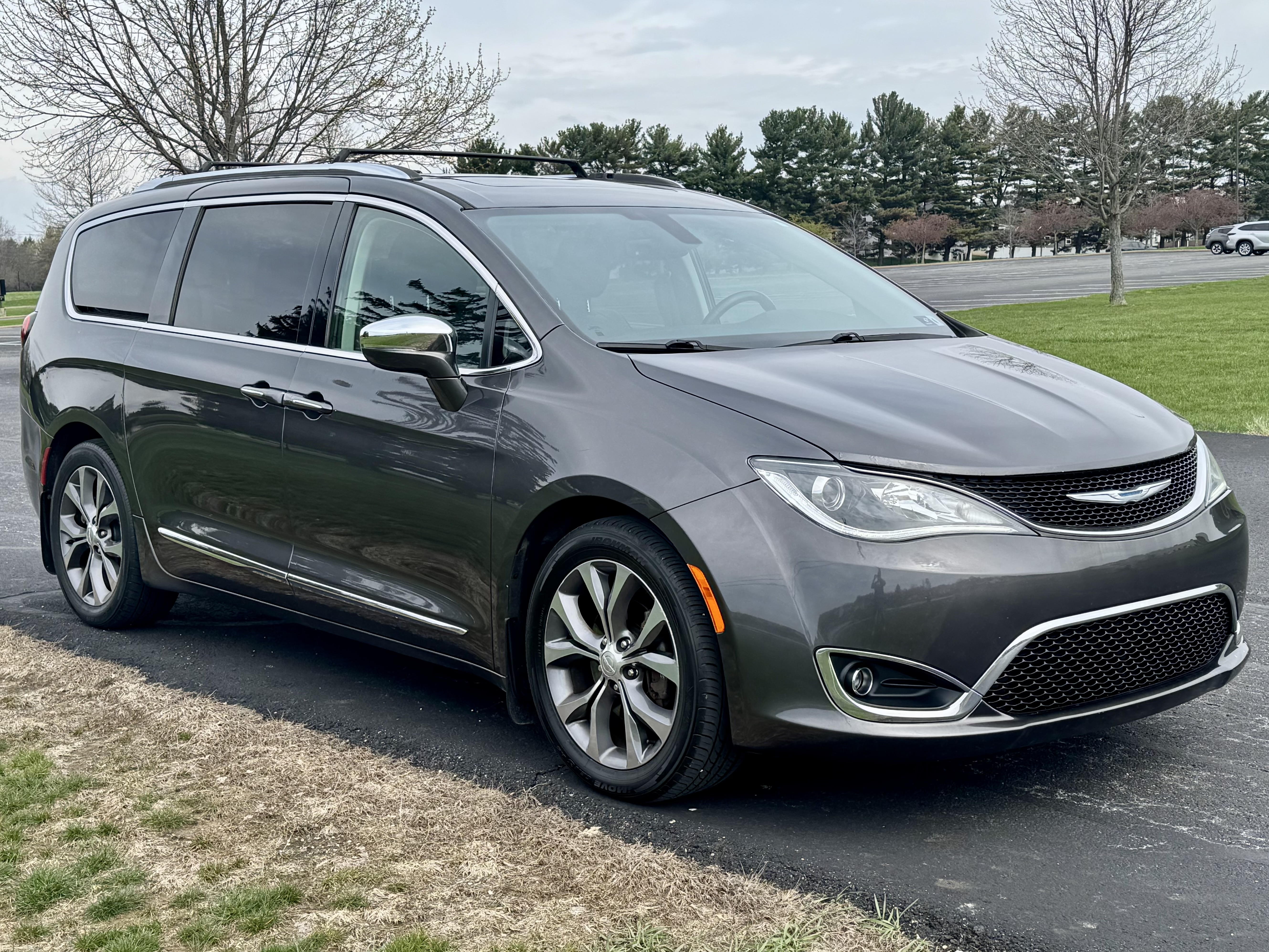 Used 2018 Chrysler Pacifica Limited w/ Tire & Wheel Group FWD image 4