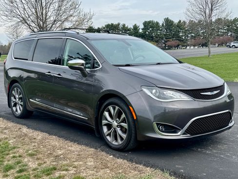 Used 2018 Chrysler Pacifica Limited w/ Tire & Wheel Group FWD image 4