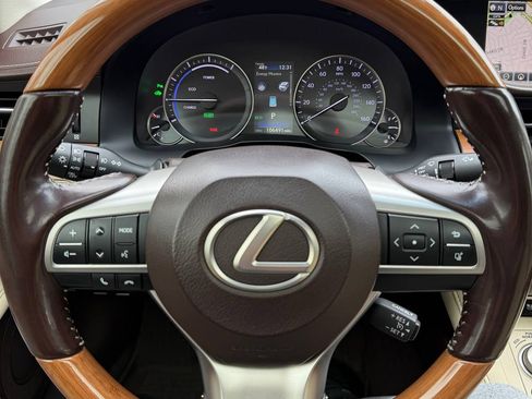 Used 2016 Lexus ES 300h w/ Navigation System Package image 9