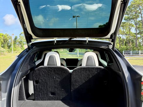 Used 2022 Tesla Model X Plaid image 10