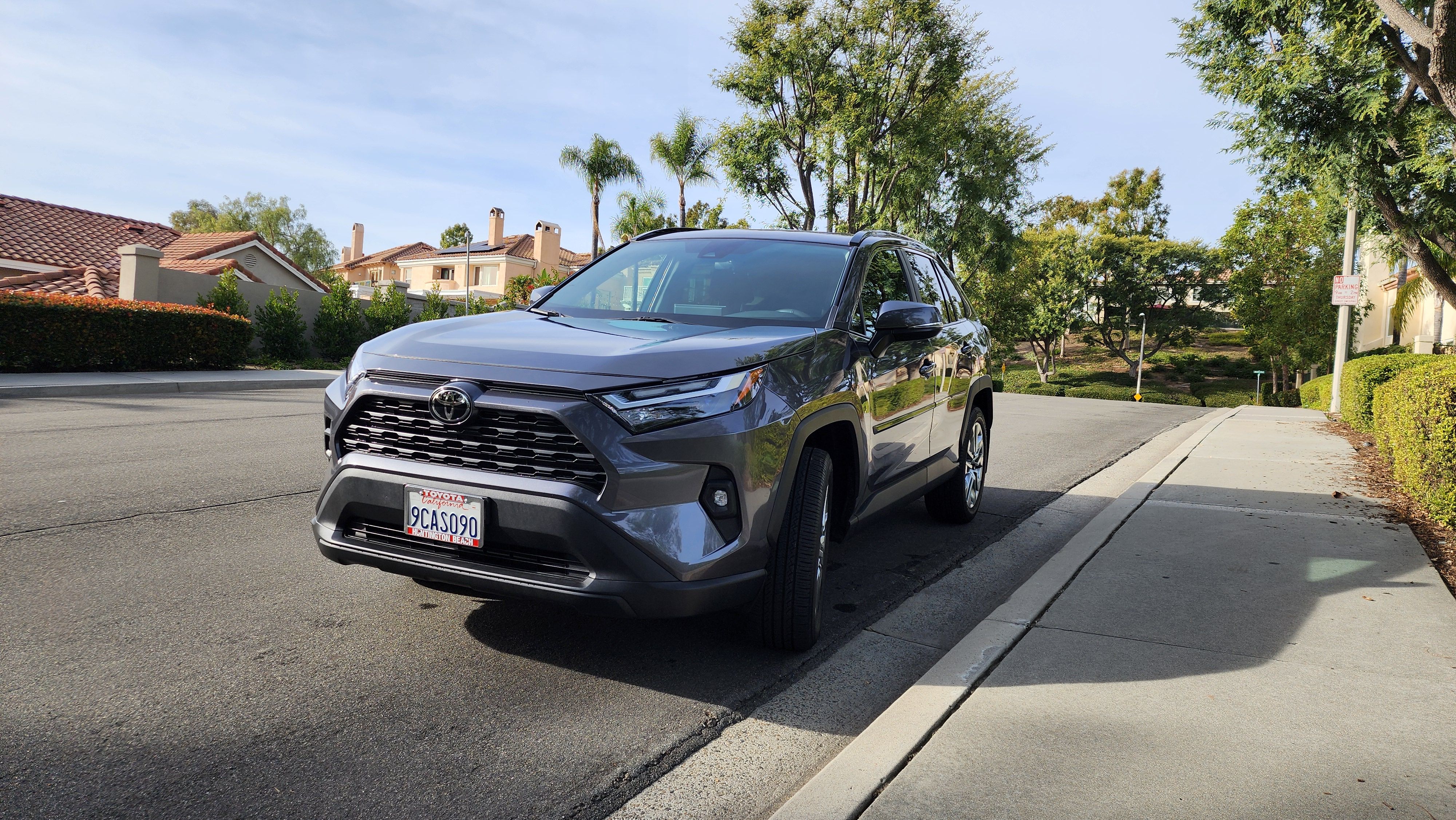 Used 2022 Toyota RAV4 XLE Premium FWD image 5