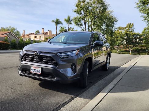 Used 2022 Toyota RAV4 XLE Premium FWD image 5
