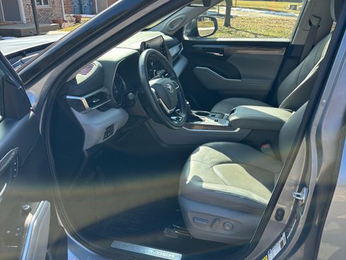 Used 2022 Toyota Highlander Limited image 16