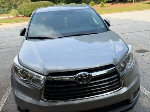 Used 2016 Toyota Highlander Plus FWD image 5