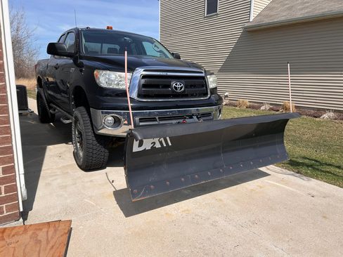 Used 2013 Toyota Tundra SR5 w/ SR5 Pkg image 2