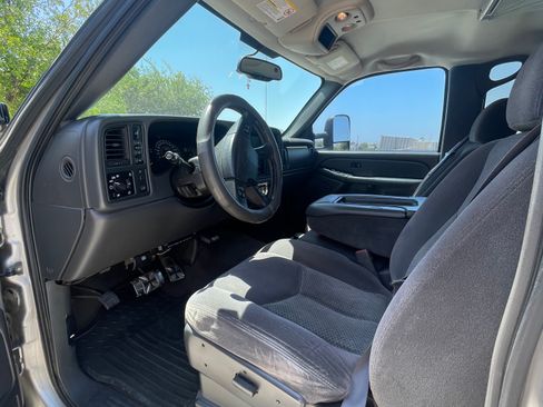 Used 2006 Chevrolet Silverado 2500 LT w/ Heavy-Duty Power Package AWD/4WD image 13