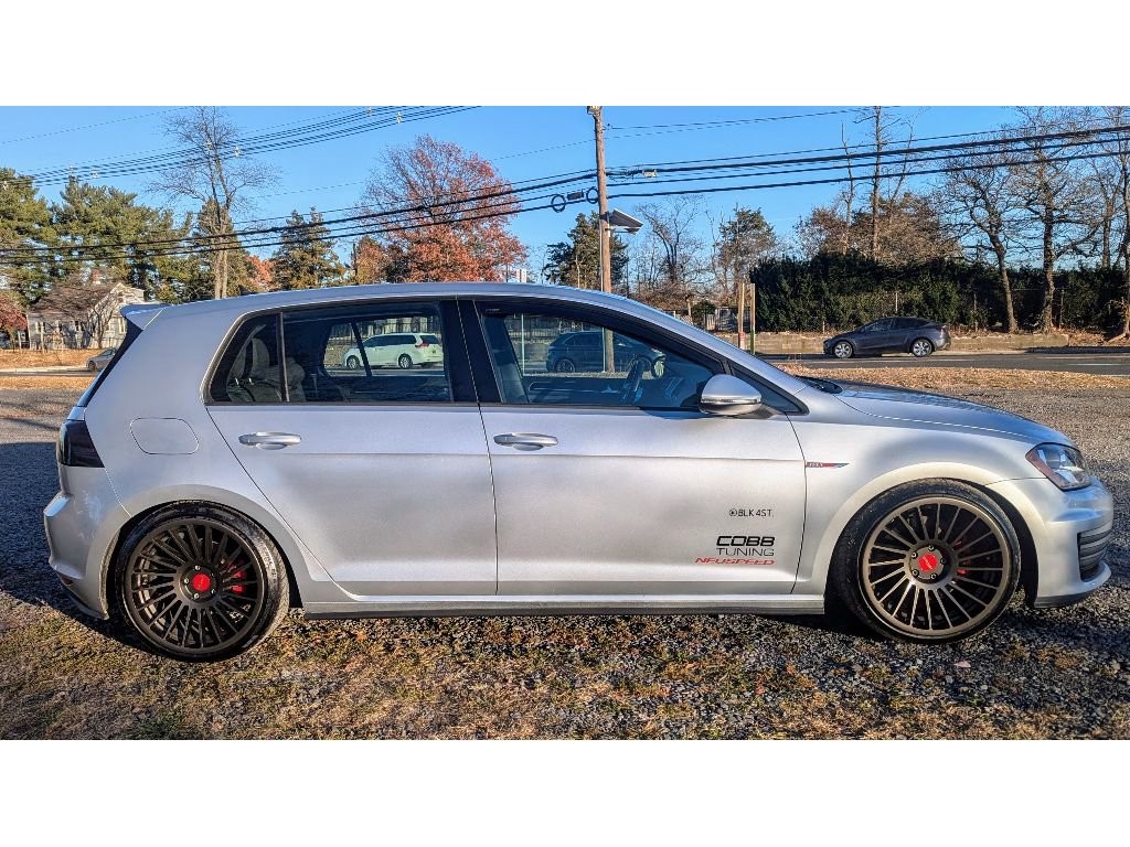 Used 2017 Volkswagen Golf 4-Door FWD image 4