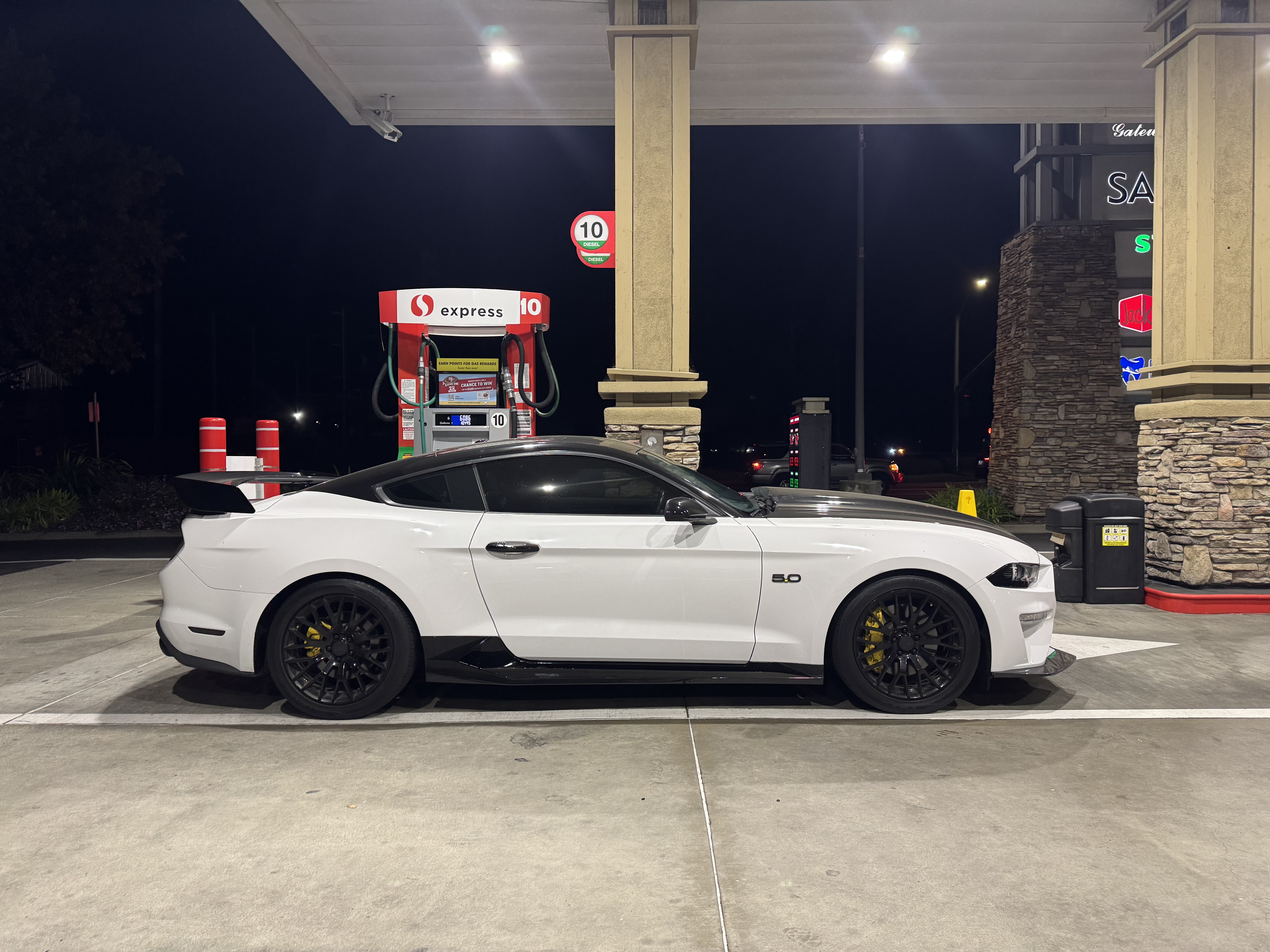 Used 2020 Ford Mustang GT RWD image 4