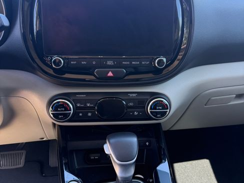 Used 2023 Kia Soul EX image 11
