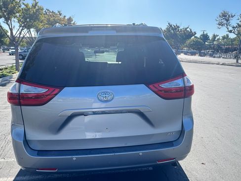 Used 2015 Toyota Sienna XLE image 4