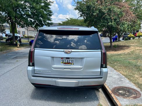 Used 2018 Cadillac Escalade Luxury image 8