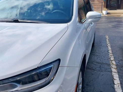 Used 2022 Chrysler Pacifica Touring-L image 25