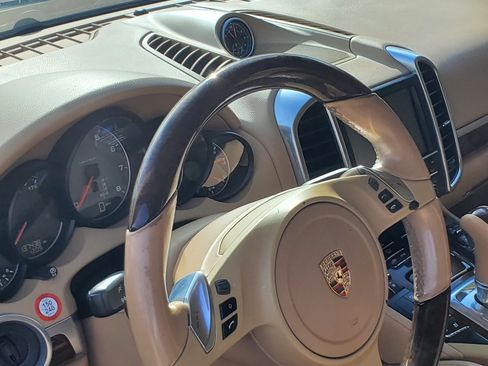 Used 2014 Porsche Cayenne S image 9