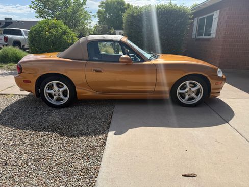 Used 2000 MAZDA MX-5 Miata LS RWD image 9