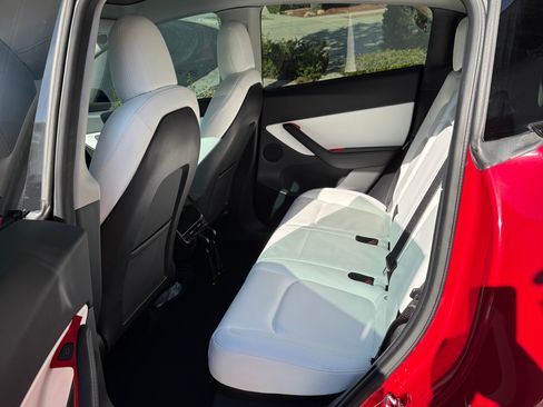 Used 2022 Tesla Model Y Performance image 16