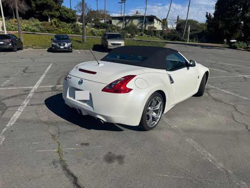 Used 2010 Nissan 370Z Touring w/ Sport Pkg image 4