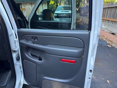 Used 2005 Chevrolet Silverado 2500 LS w/ Heavy-Duty Power Package image 12