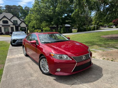 Used 2014 Lexus ES 350 w/ Luxury Package FWD image 2