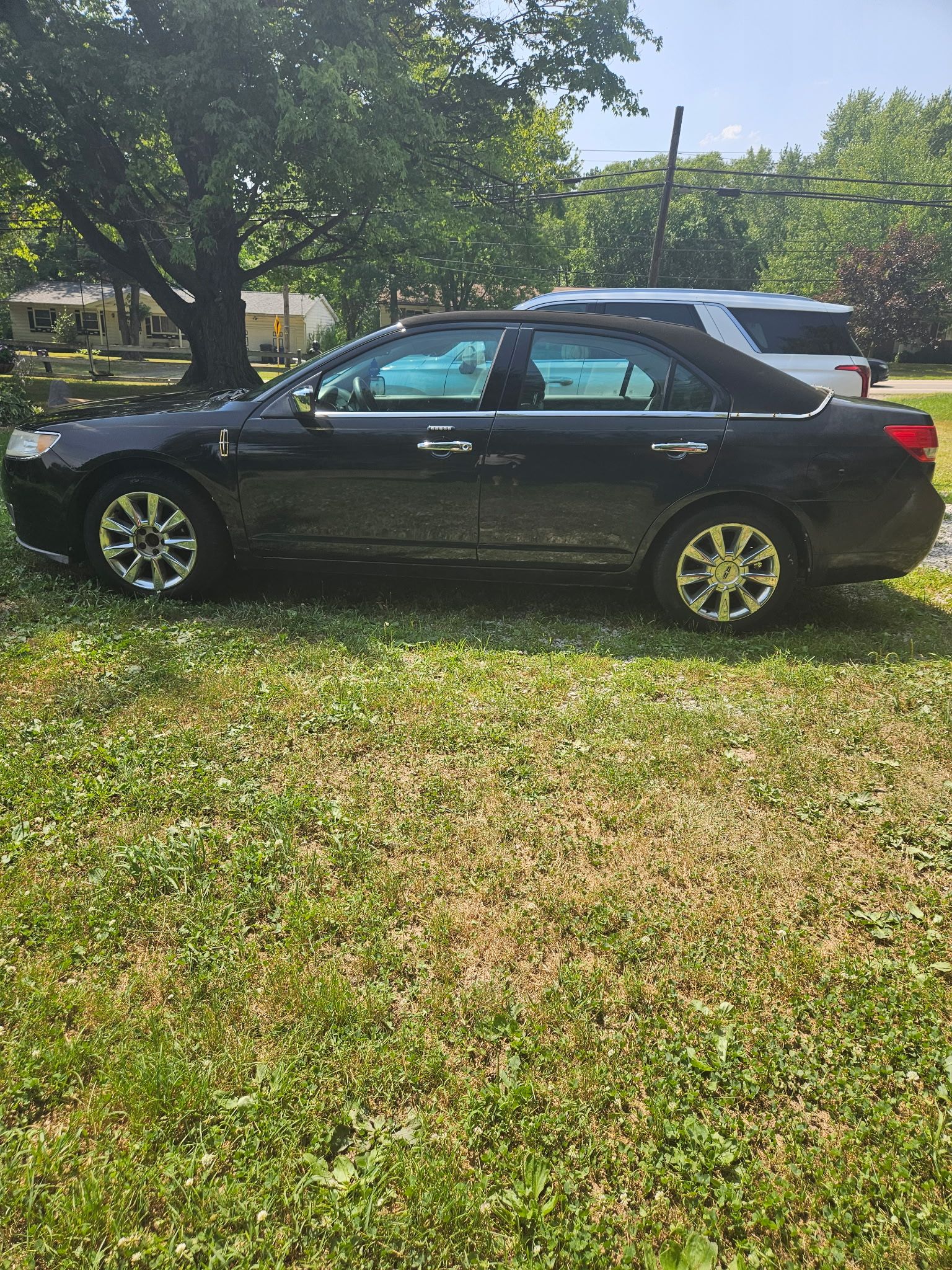 Used 2010 Lincoln MKZ FWD image 2