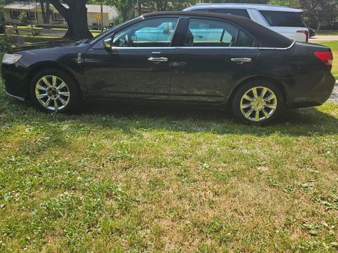 Used 2010 Lincoln MKZ image 2