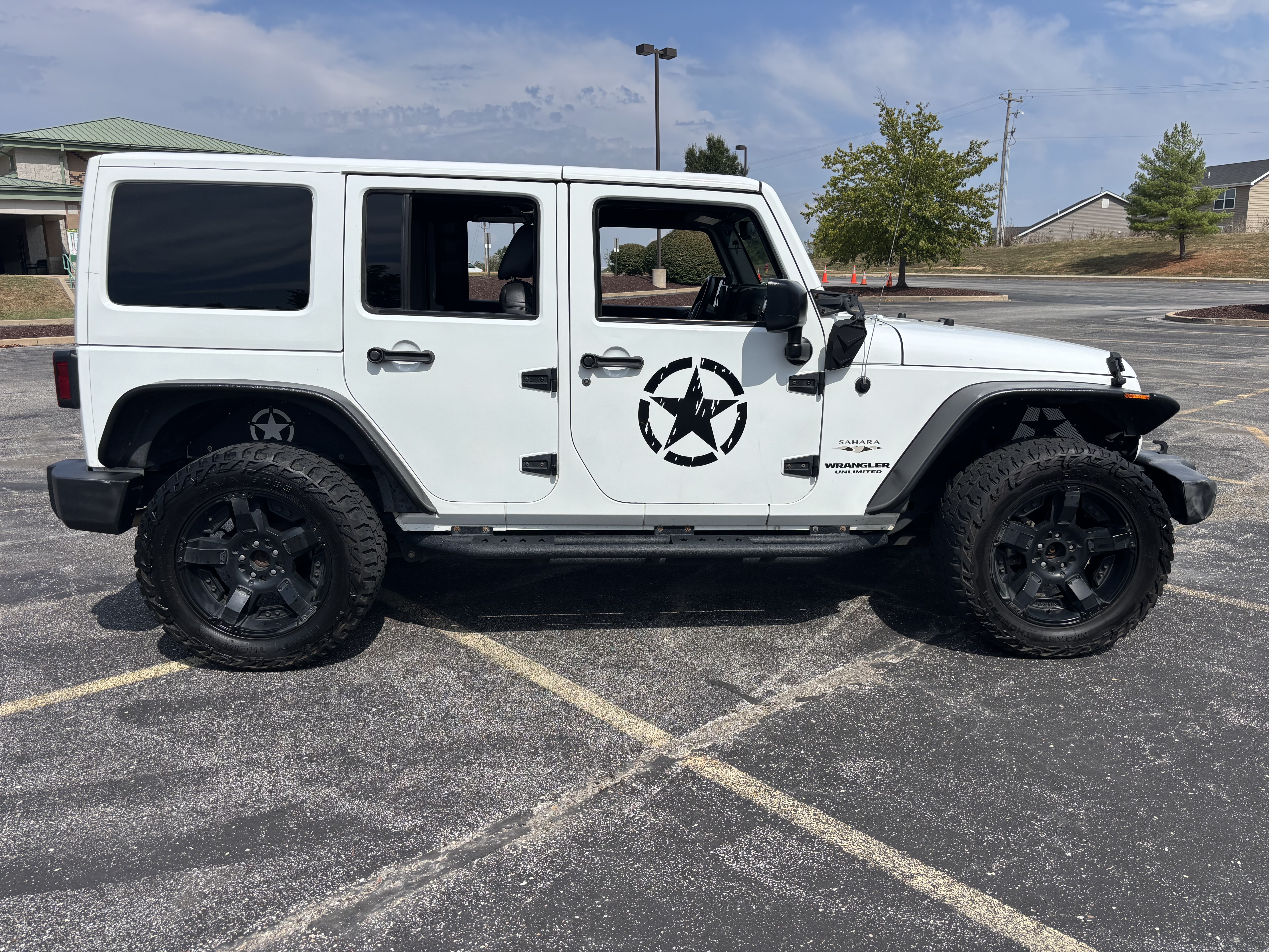 Used 2017 Jeep Wrangler Unlimited Sahara w/ Connectivity Group AWD/4WD image 16