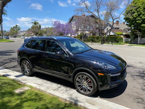 Used 2015 Porsche Cayenne Turbo image 1