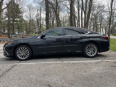 Used 2019 Lexus ES 300h image 1