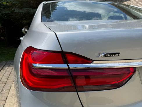 Used 2019 BMW 740i xDrive AWD/4WD image 14