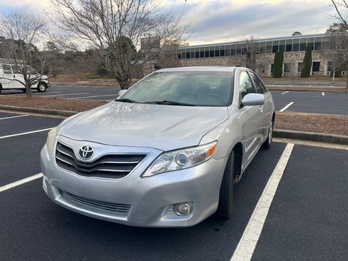 Used 2011 Toyota Camry XLE image 1