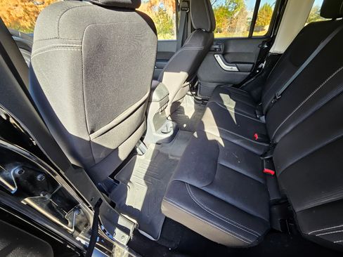 Used 2015 Jeep Wrangler Unlimited Rubicon w/ Connectivity Group image 9