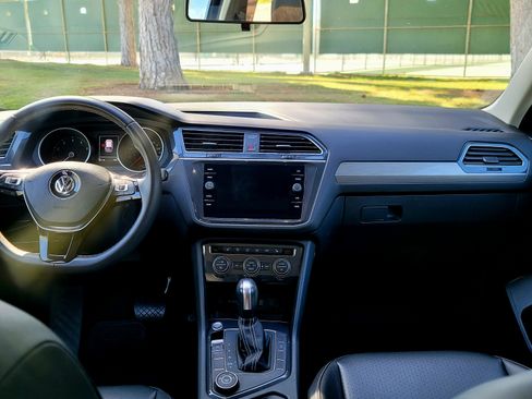 Used 2021 Volkswagen Tiguan SE w/ Panoramic Sunroof Package image 12