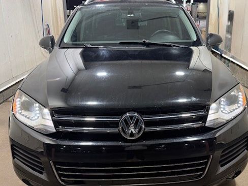 Used 2013 Volkswagen Touareg Sport image 24