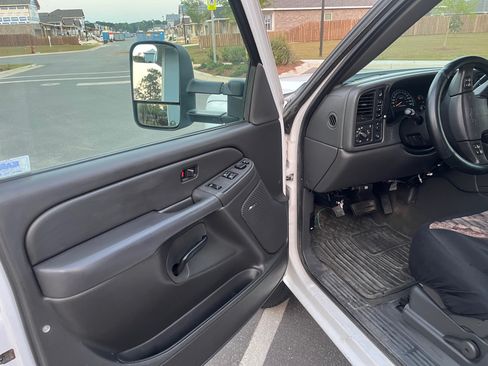 Used 2006 Chevrolet Silverado 2500 LT w/ Heavy-Duty Power Package AWD/4WD image 8