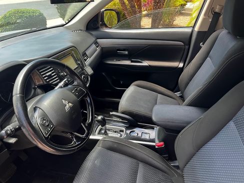 Used 2017 Mitsubishi Outlander ES FWD image 2