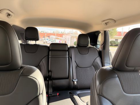 Used 2018 Jeep Cherokee Latitude Plus w/ Comfort/Convenience Group image 21