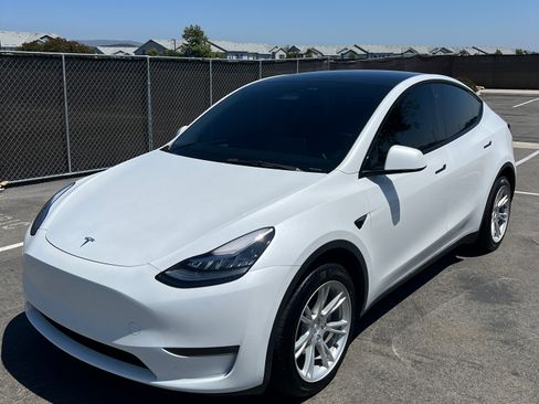Used 2023 Tesla Model Y Long Range AWD/4WD image 1