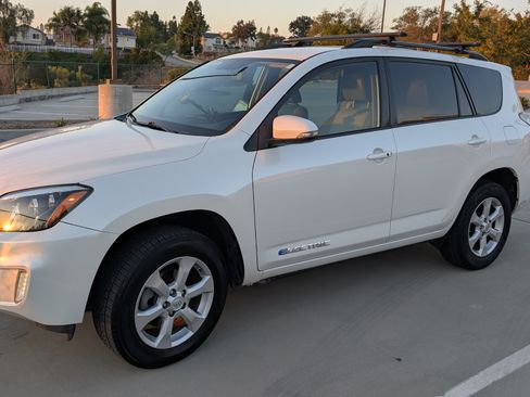 Used 2014 Toyota RAV4 EV image 2