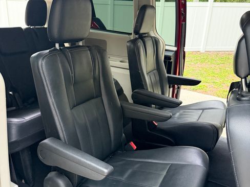 Used 2016 Chrysler Town & Country Touring FWD image 15