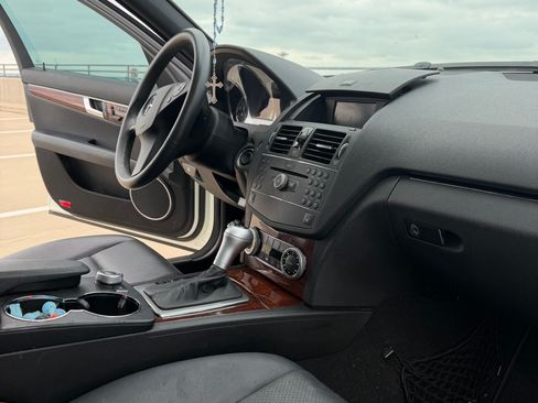 Used 2009 Mercedes-Benz C 300 Sedan image 14