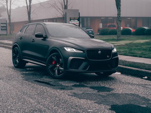 Used 2021 Jaguar F-PACE SVR image 25