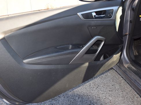 Used 2012 Hyundai Veloster w/ Style Pkg image 10