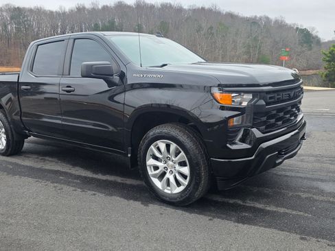 Used 2023 Chevrolet Silverado 1500 Custom image 2