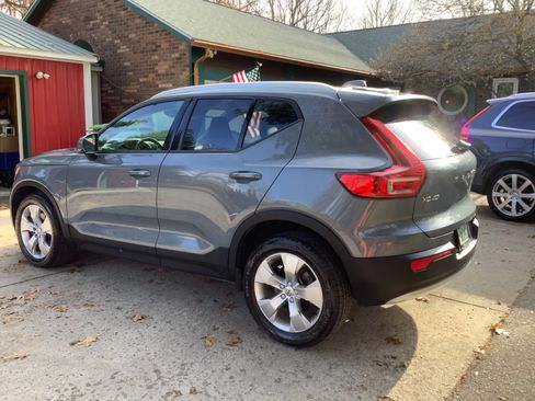 Used 2021 Volvo XC40 T5 Momentum image 5