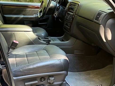 Used 2005 Ford Explorer Limited image 10