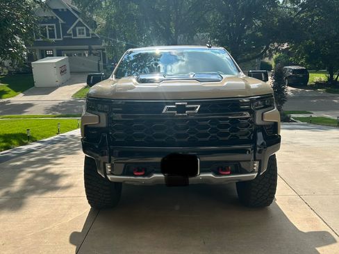 Used 2023 Chevrolet Silverado 1500 ZR2 w/ Technology Package AWD/4WD image 2