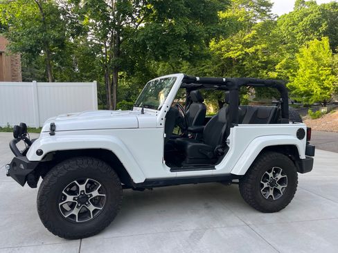Used 2016 Jeep Wrangler Sahara AWD/4WD image 2