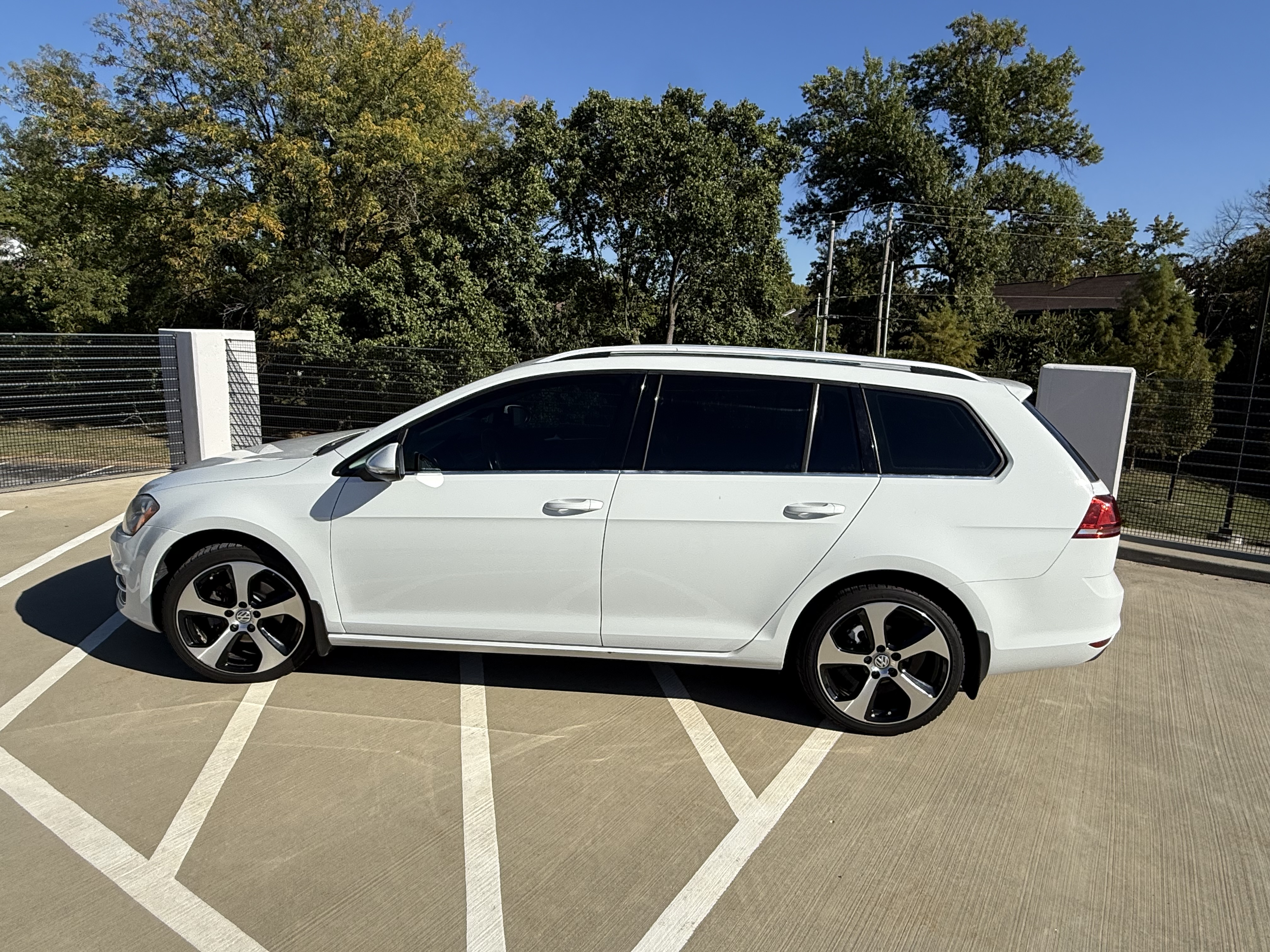 Used 2015 Volkswagen Golf TDI SEL FWD image 2