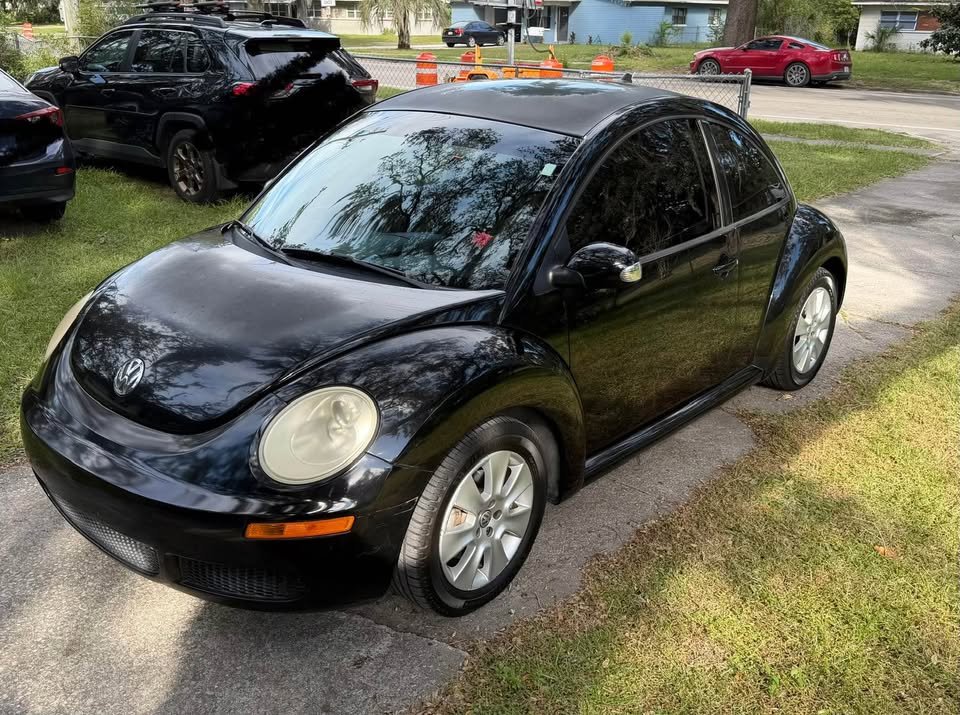 Used 2009 Volkswagen Beetle Coupe FWD image 1