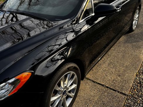 Used 2017 Ford Fusion SE image 2